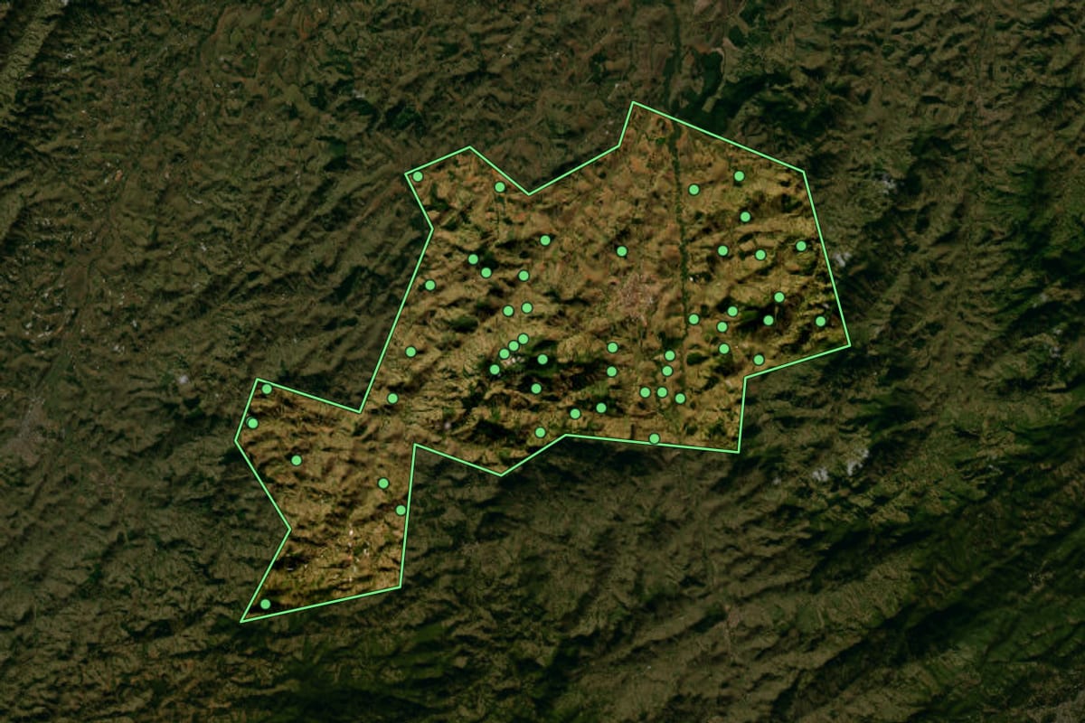 Imagem de satélite de Paraisópolis (MG), com o contorno do município e a posição dos imóveis desta página.