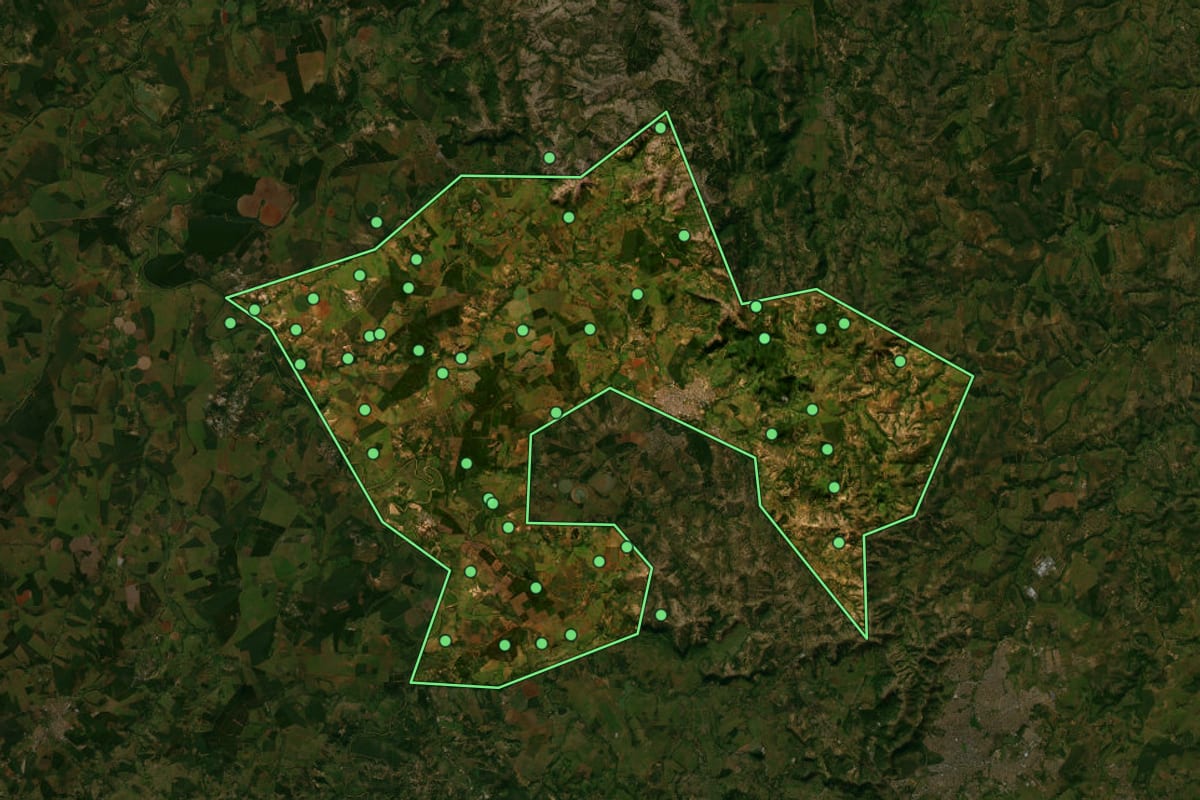 Imagem de satélite de Paraopeba (MG), com o contorno do município e a posição dos imóveis desta página.