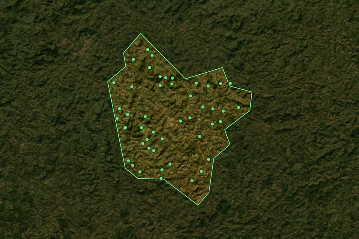 Imagem de satélite de Passa Tempo (MG), com o contorno do município e a posição dos imóveis desta página.