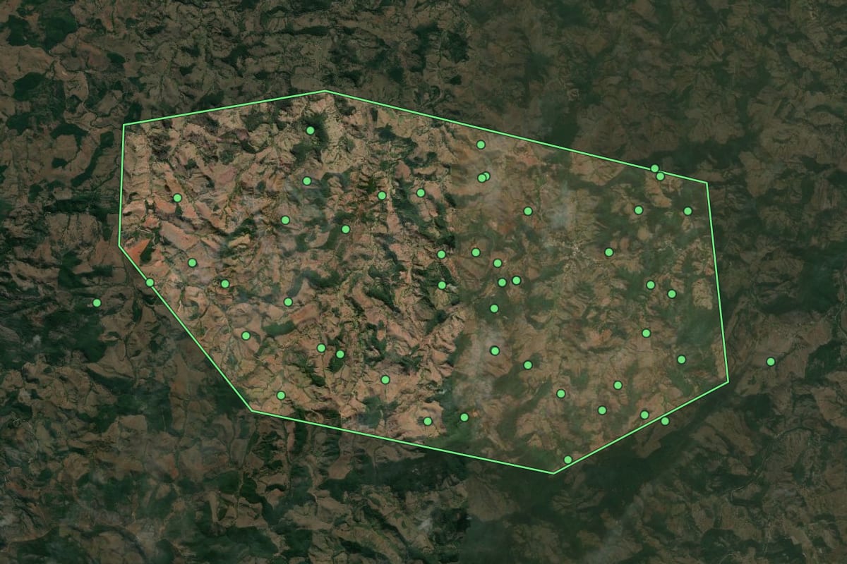 Imagem de satélite de Passabém (MG), com o contorno do município e a posição dos imóveis desta página.