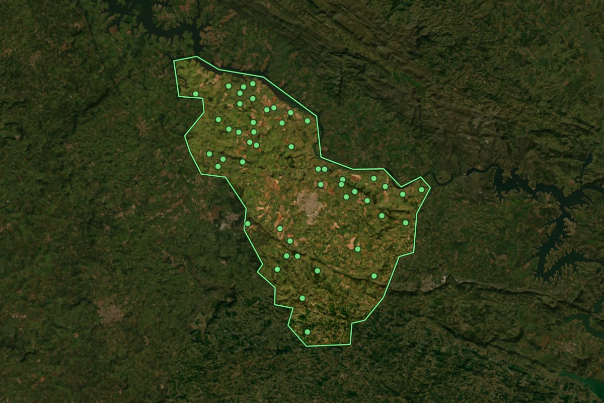 Imagem de satélite de Passos (MG), com o contorno do município e a posição dos imóveis desta página.
