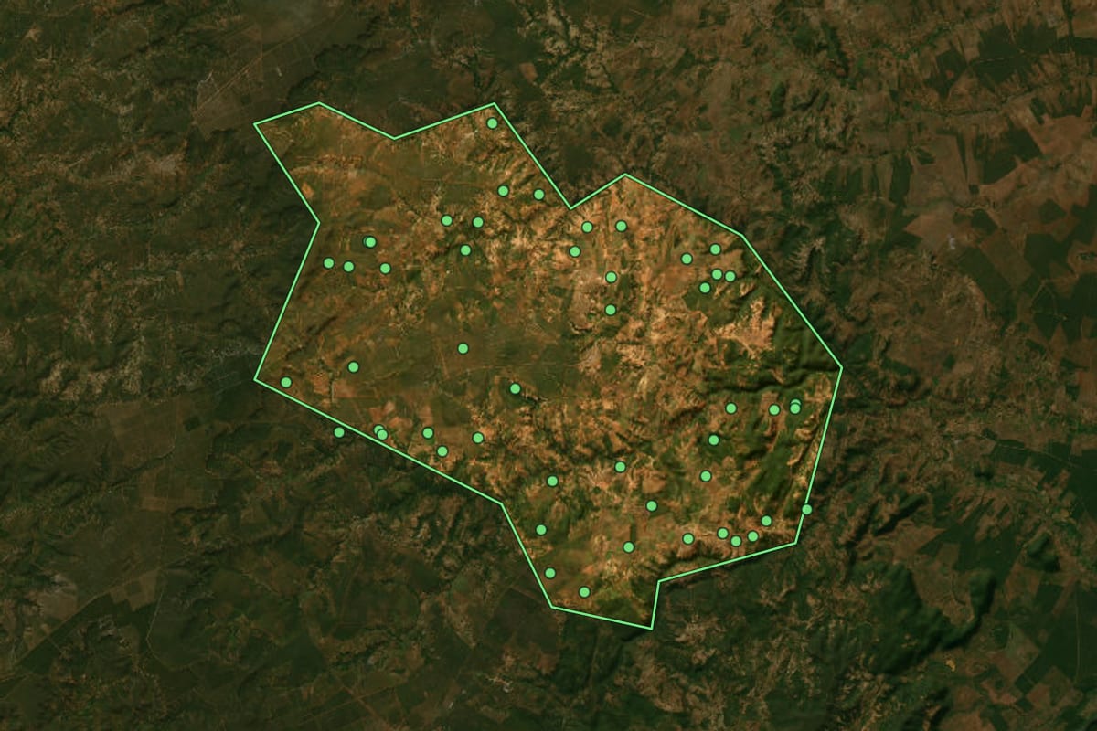 Imagem de satélite de Patis (MG), com o contorno do município e a posição dos imóveis desta página.