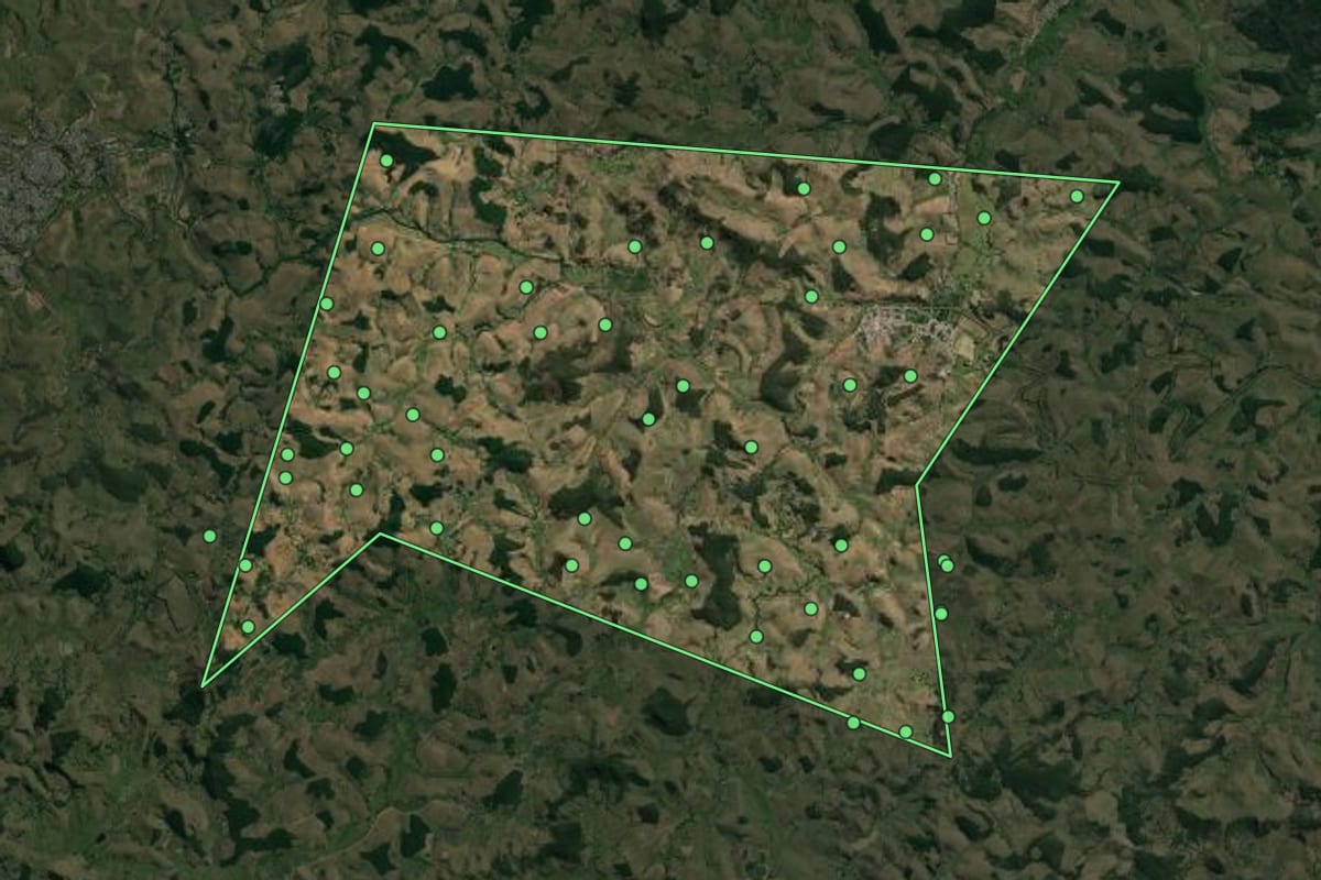 Imagem de satélite de Patrocínio do Muriaé (MG), com o contorno do município e a posição dos imóveis desta página.