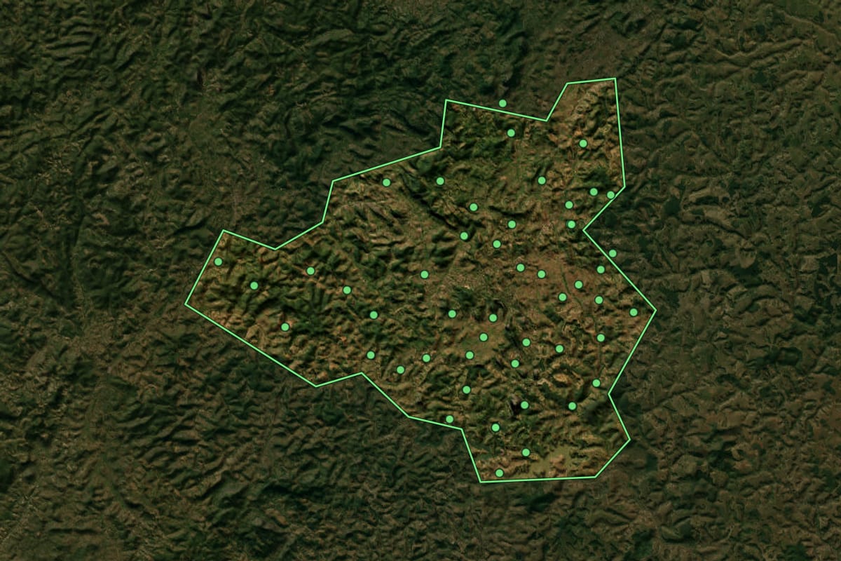 Imagem de satélite de Pavão (MG), com o contorno do município e a posição dos imóveis desta página.