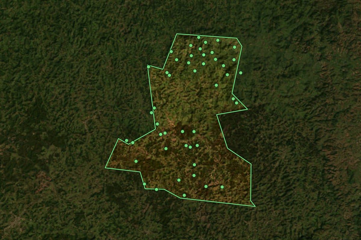 Imagem de satélite de Peçanha (MG), com o contorno do município e a posição dos imóveis desta página.