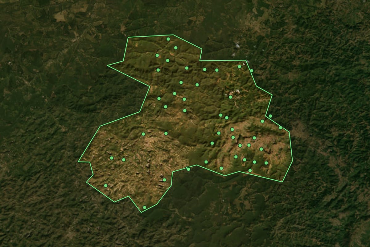 Imagem de satélite de Pedra Azul (MG), com o contorno do município e a posição dos imóveis desta página.