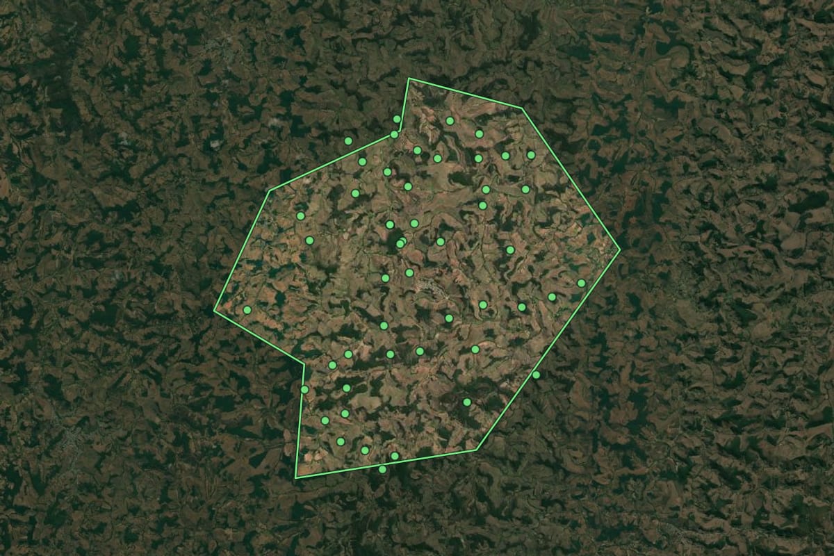 Imagem de satélite de Pedra do Anta (MG), com o contorno do município e a posição dos imóveis desta página.
