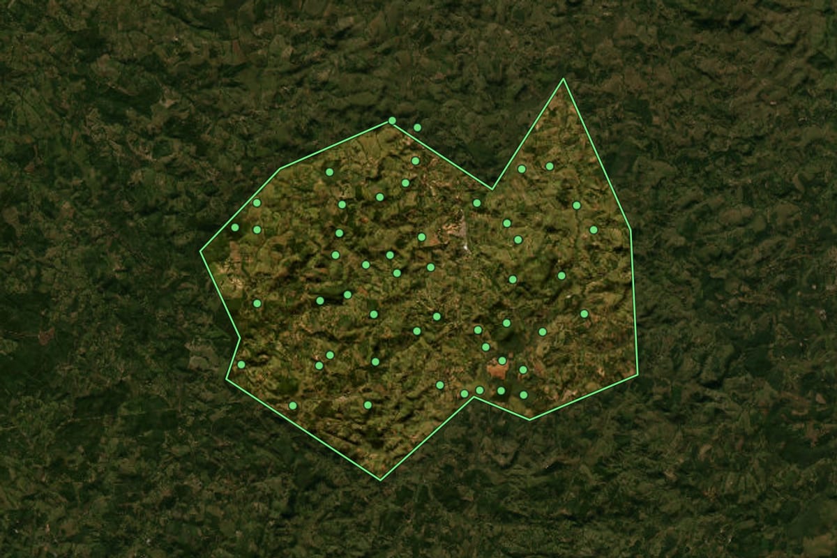 Imagem de satélite de Pedra do Indaiá (MG), com o contorno do município e a posição dos imóveis desta página.