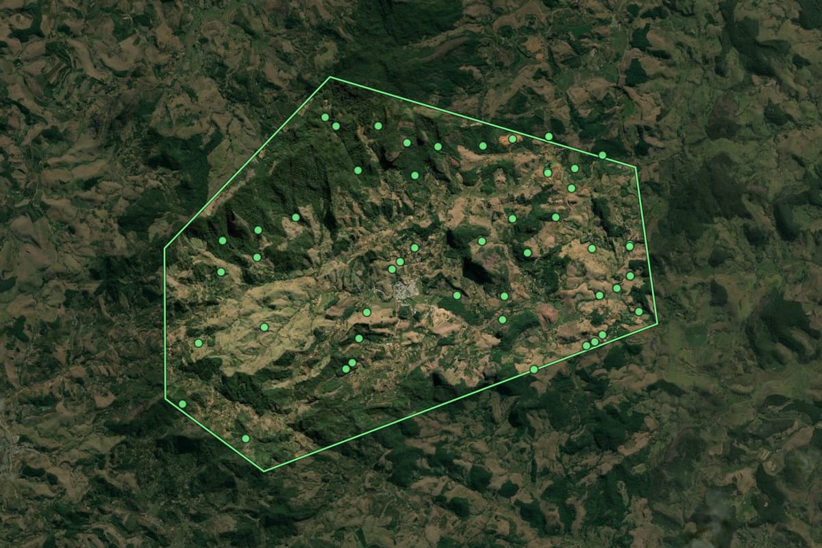 Imagem de satélite de Pedra Dourada (MG), com o contorno do município e a posição dos imóveis desta página.