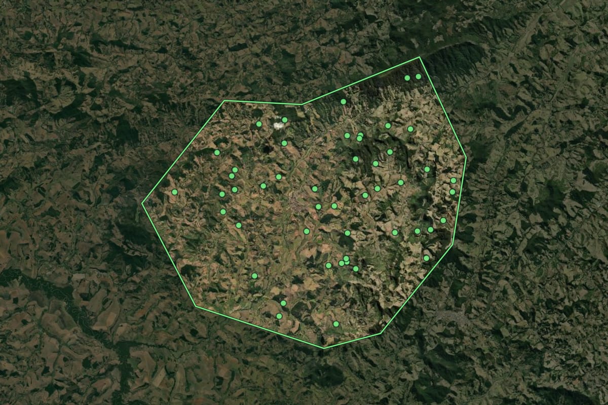 Imagem de satélite de Pedralva (MG), com o contorno do município e a posição dos imóveis desta página.