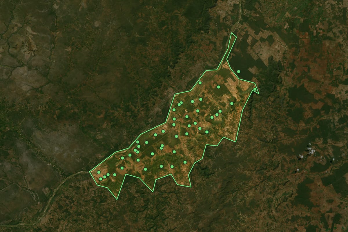 Imagem de satélite de Pedras de Maria da Cruz (MG), com o contorno do município e a posição dos imóveis desta página.