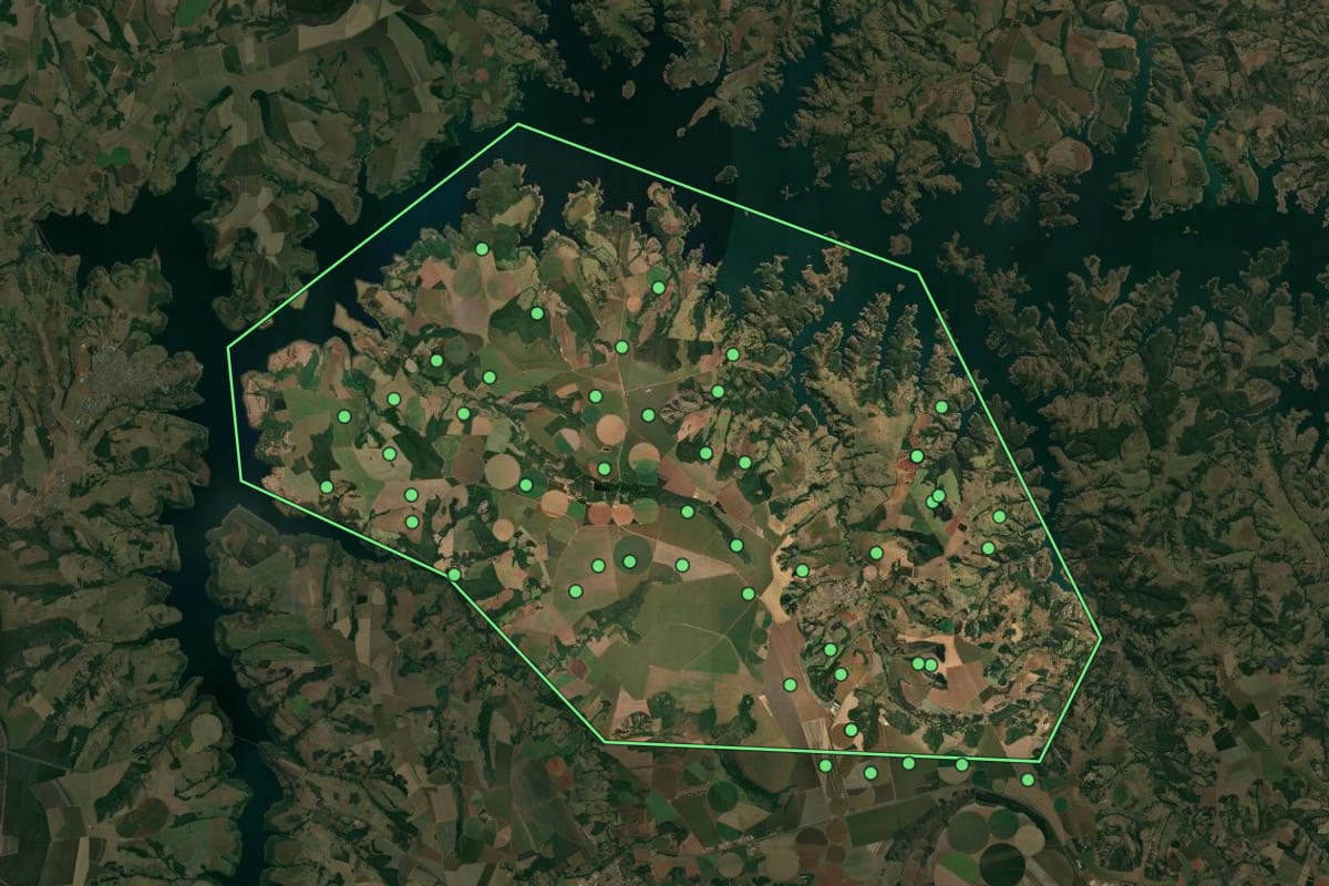 Imagem de satélite de Pedrinópolis (MG), com o contorno do município e a posição dos imóveis desta página.