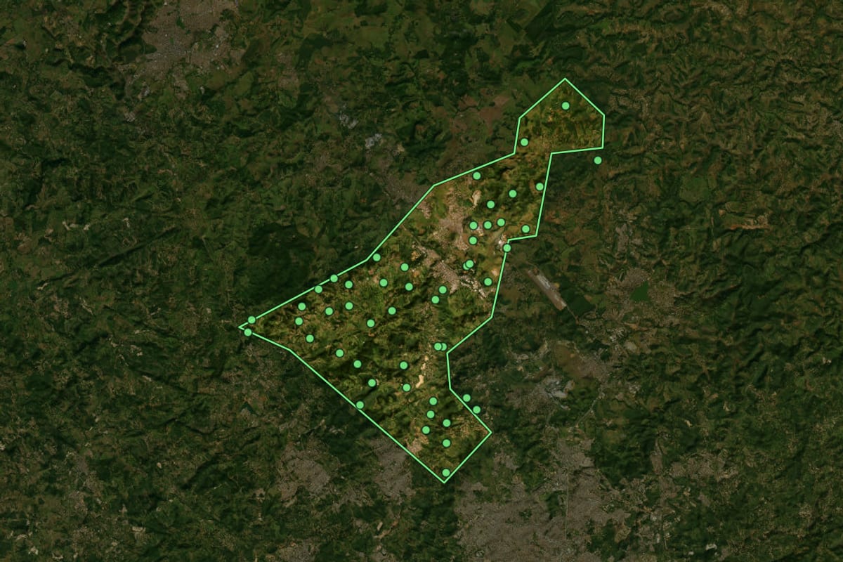 Imagem de satélite de Pedro Leopoldo (MG), com o contorno do município e a posição dos imóveis desta página.