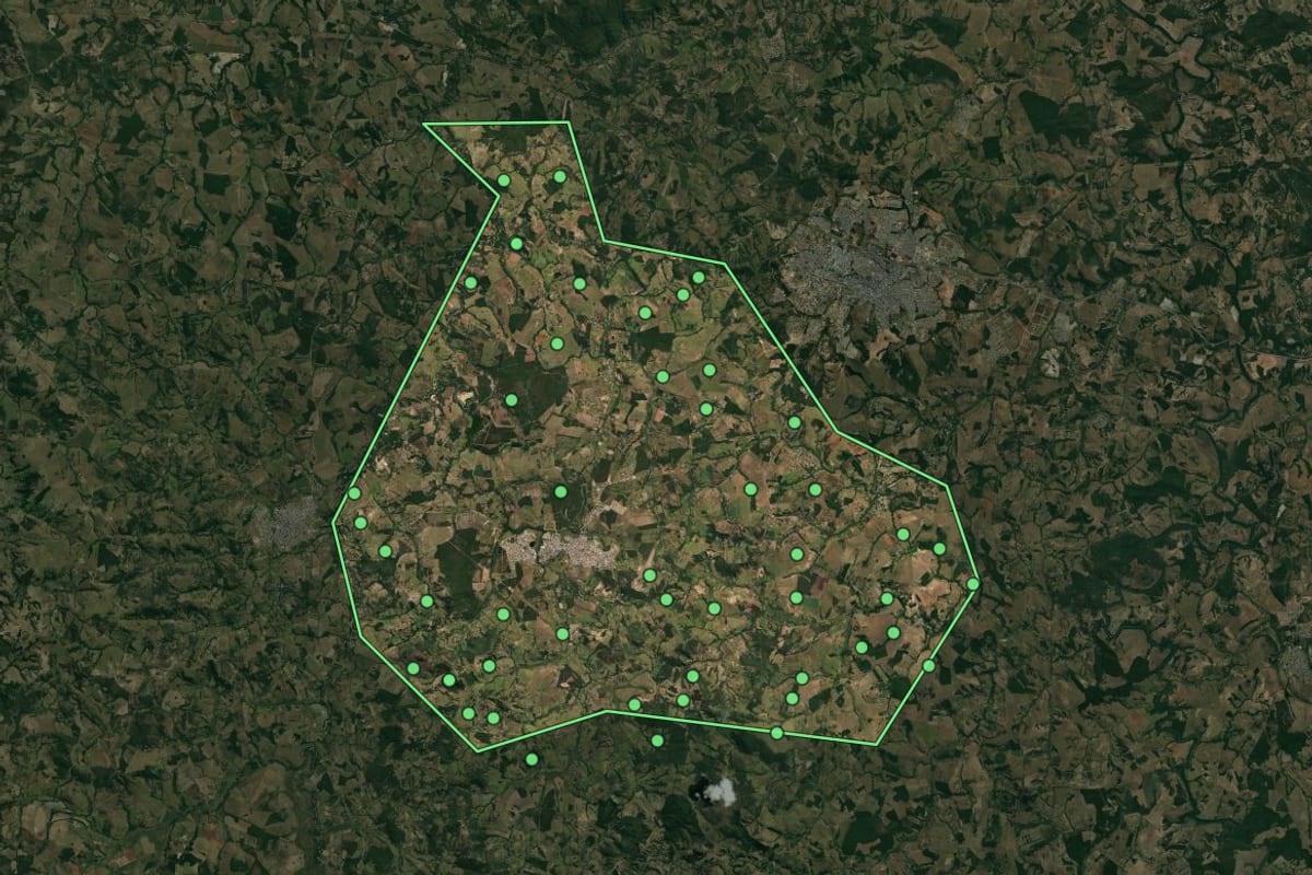 Imagem de satélite de Perdigão (MG), com o contorno do município e a posição dos imóveis desta página.