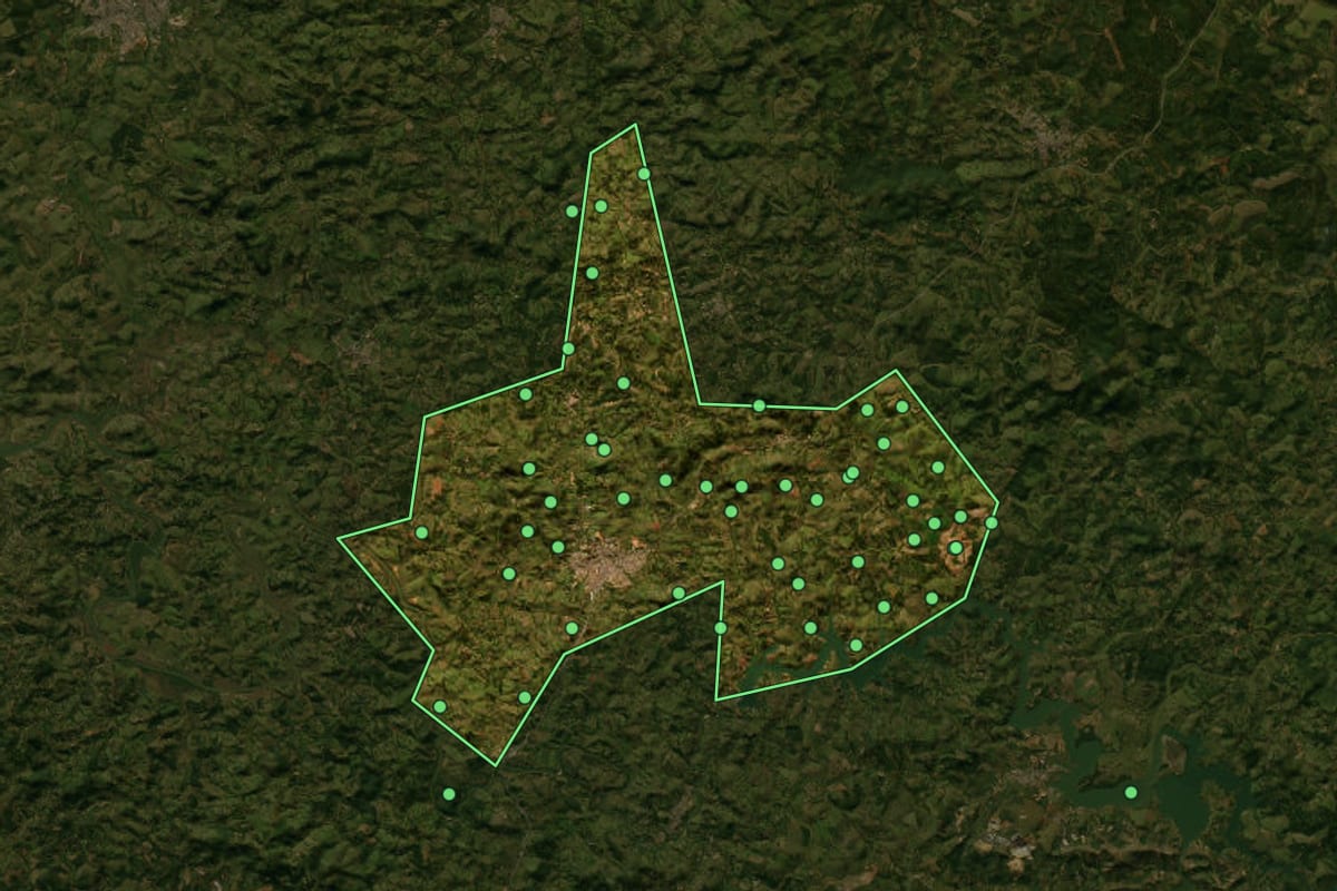 Imagem de satélite de Perdões (MG), com o contorno do município e a posição dos imóveis desta página.