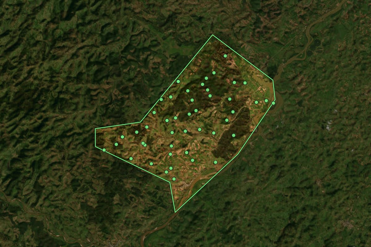 Imagem de satélite de Periquito (MG), com o contorno do município e a posição dos imóveis desta página.