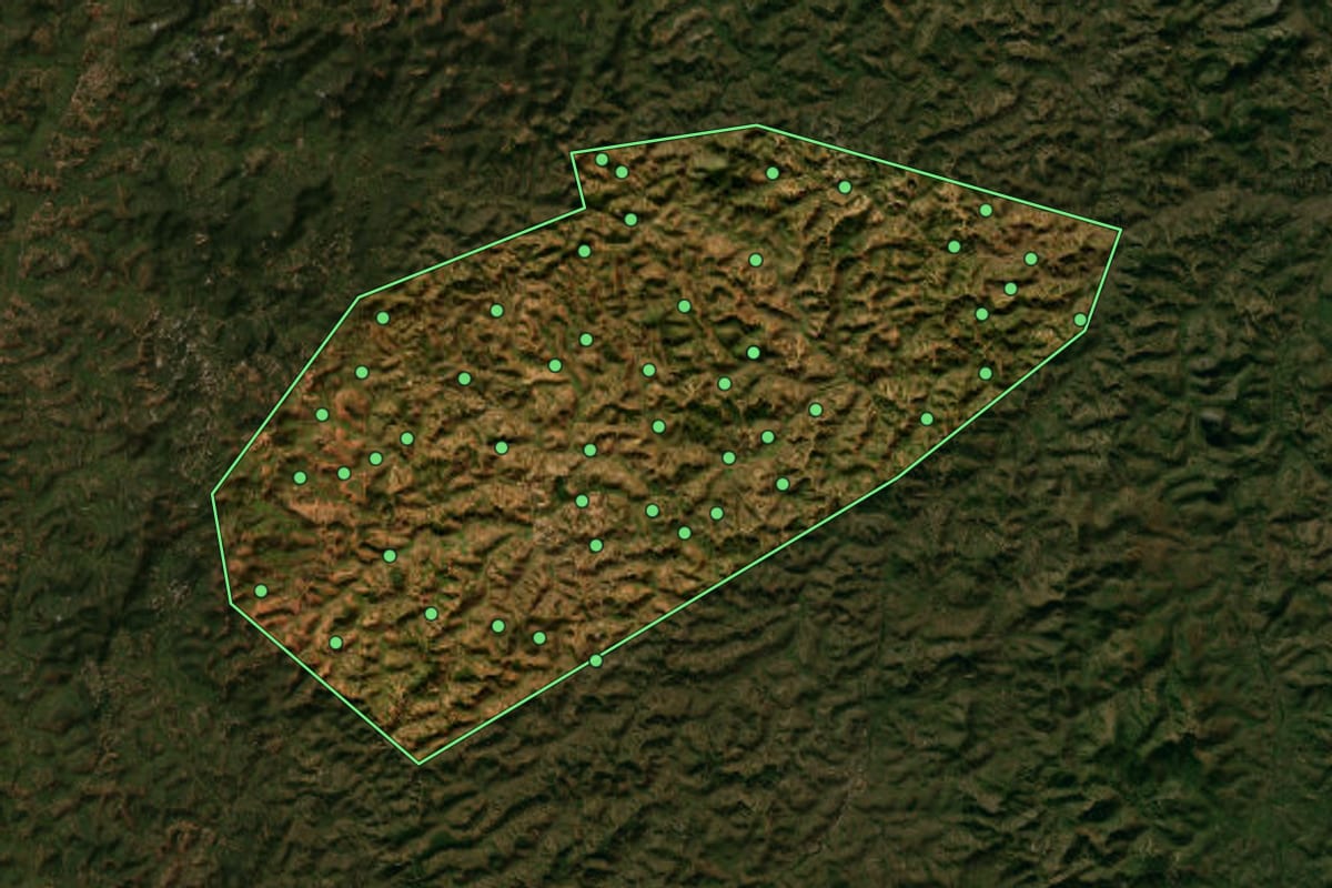 Imagem de satélite de Pescador (MG), com o contorno do município e a posição dos imóveis desta página.