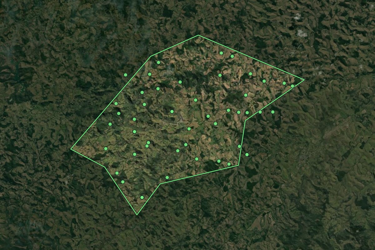 Imagem de satélite de Piau (MG), com o contorno do município e a posição dos imóveis desta página.