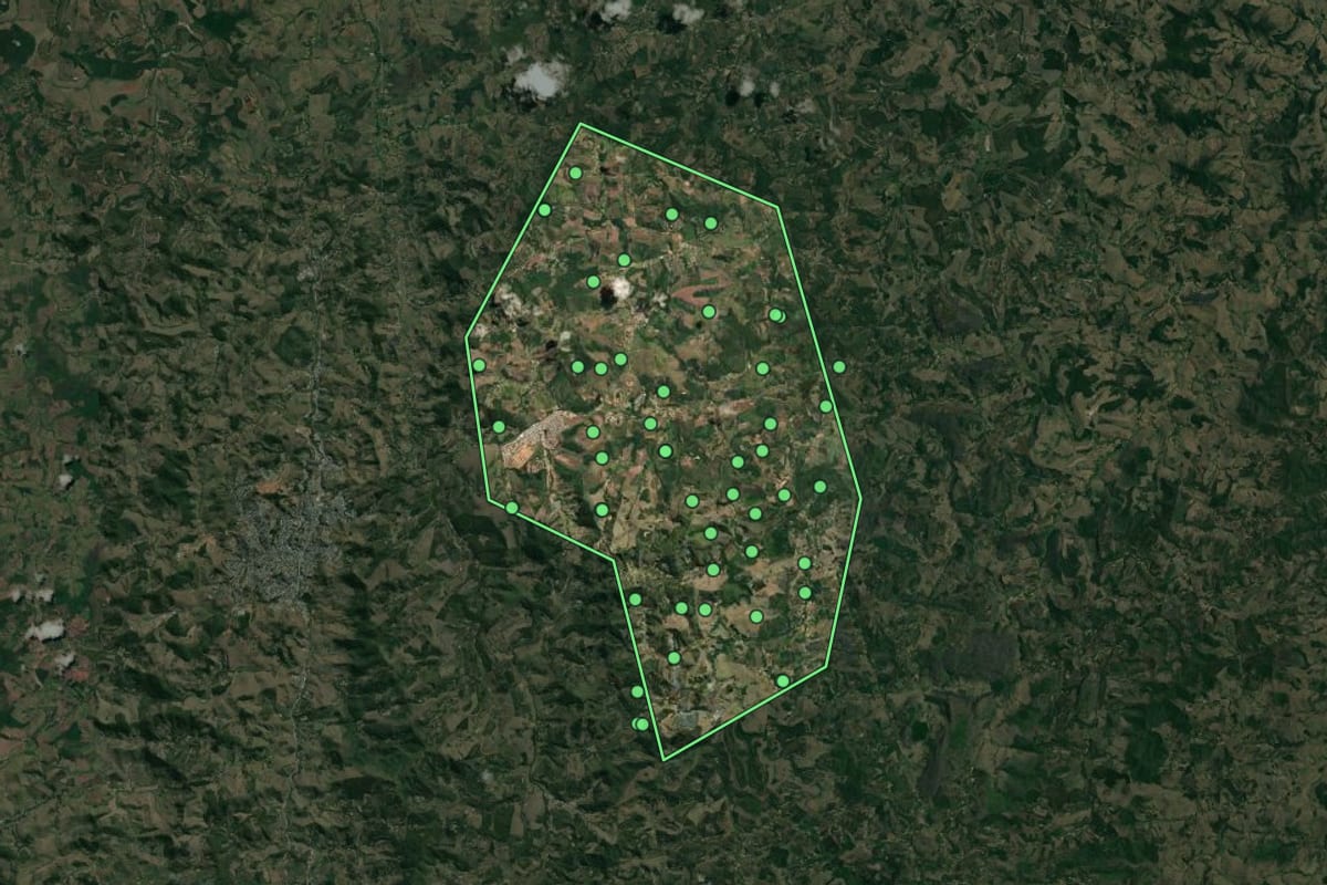 Imagem de satélite de Piedade de Caratinga (MG), com o contorno do município e a posição dos imóveis desta página.