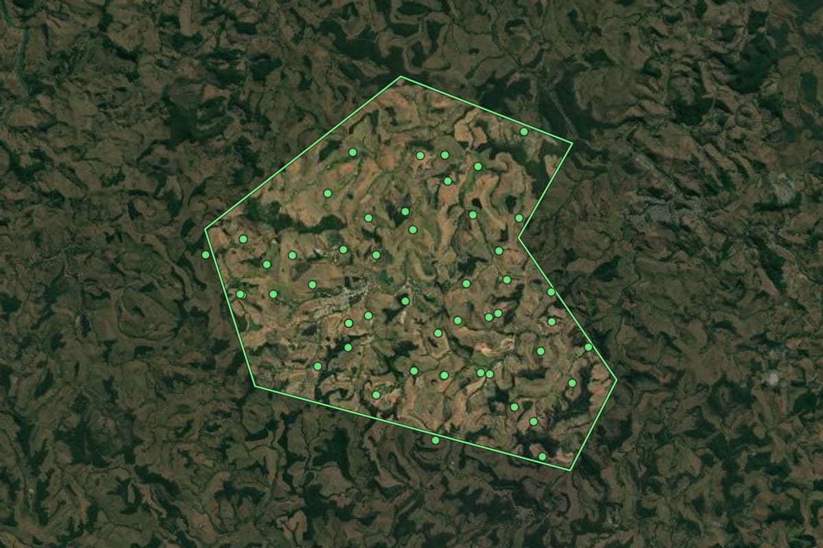 Imagem de satélite de Piedade de Ponte Nova (MG), com o contorno do município e a posição dos imóveis desta página.