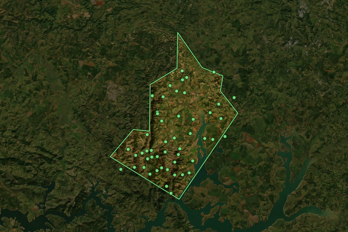 Imagem de satélite de Pimenta (MG), com o contorno do município e a posição dos imóveis desta página.