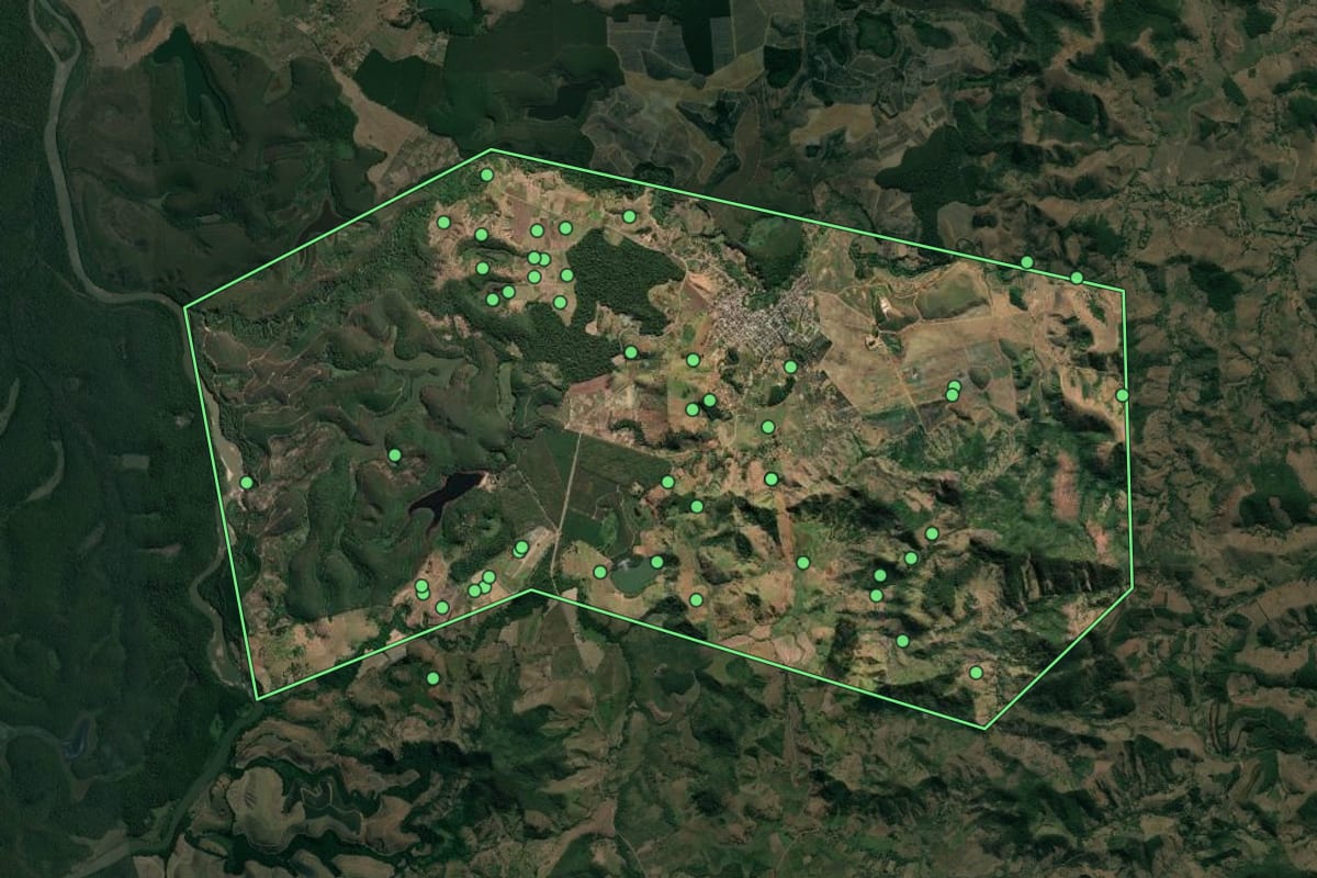 Imagem de satélite de Pingo-d'Água (MG), com o contorno do município e a posição dos imóveis desta página.