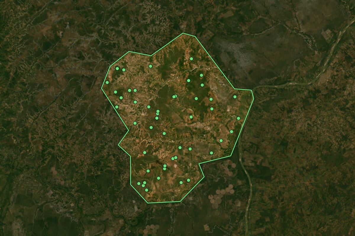 Imagem de satélite de Pintópolis (MG), com o contorno do município e a posição dos imóveis desta página.