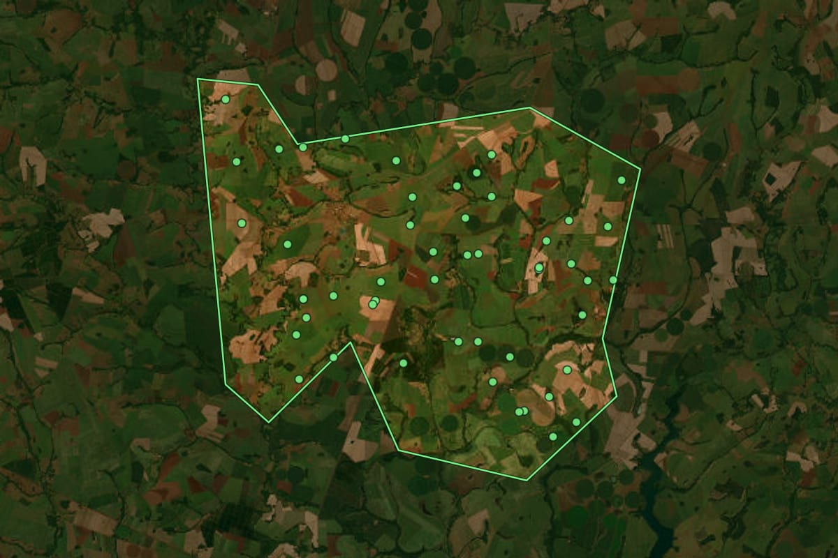 Imagem de satélite de Pirajuba (MG), com o contorno do município e a posição dos imóveis desta página.