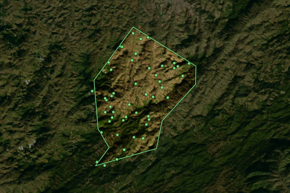 Imagem de satélite de Piranguçu (MG), com o contorno do município e a posição dos imóveis desta página.
