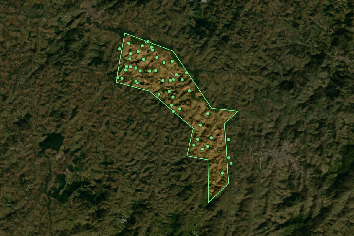 Imagem de satélite de Piranguinho (MG), com o contorno do município e a posição dos imóveis desta página.
