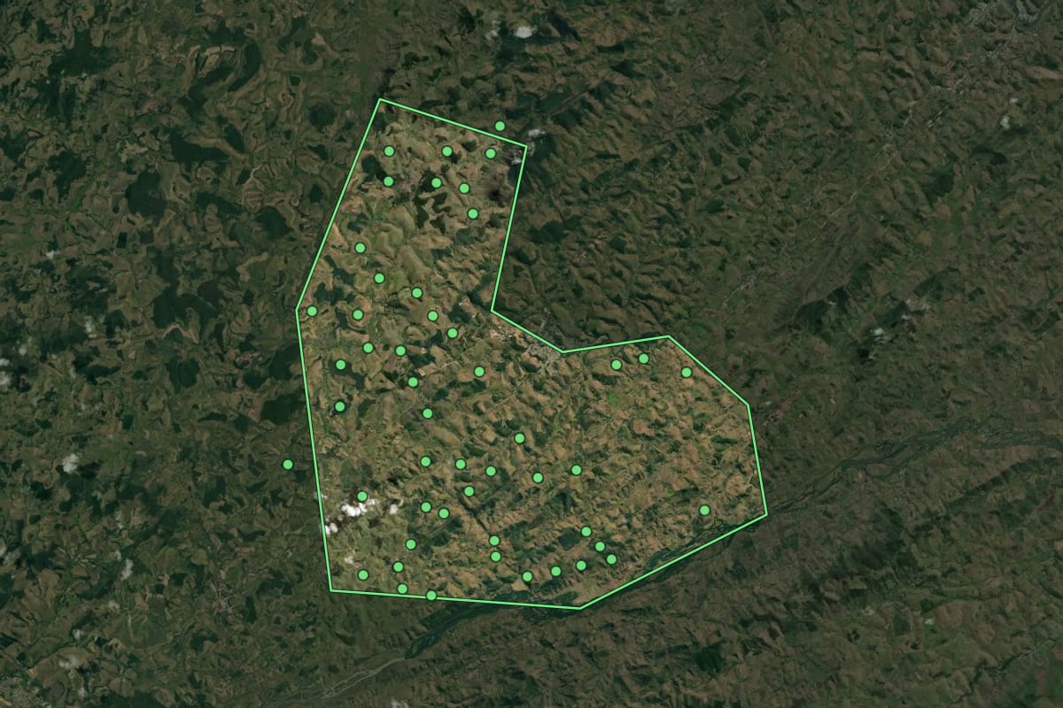 Imagem de satélite de Pirapetinga (MG), com o contorno do município e a posição dos imóveis desta página.