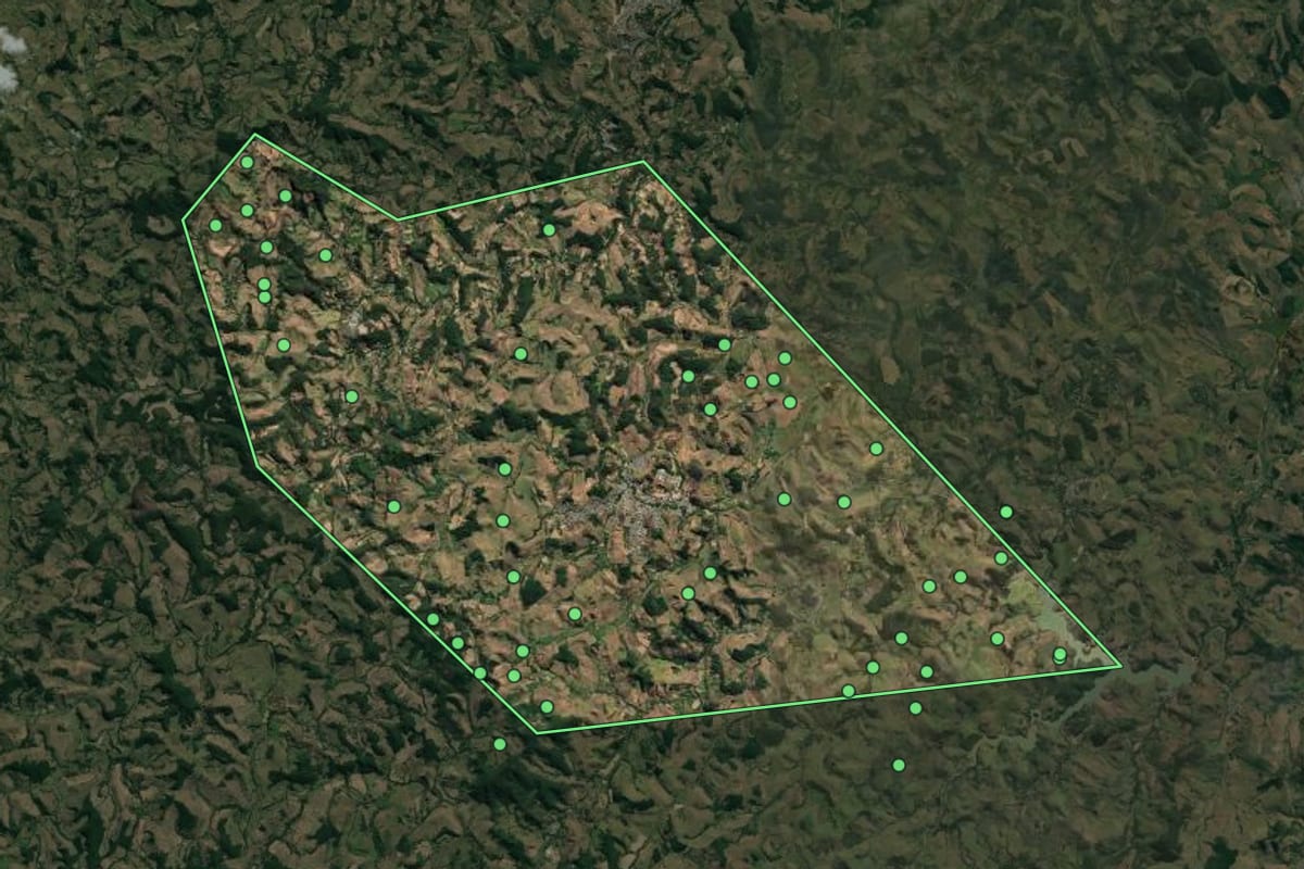 Imagem de satélite de Piraúba (MG), com o contorno do município e a posição dos imóveis desta página.
