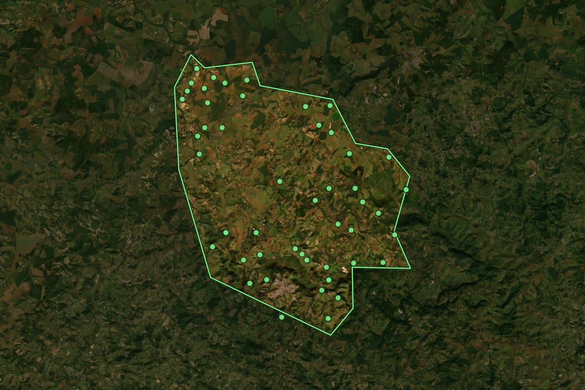 Imagem de satélite de Pitangui (MG), com o contorno do município e a posição dos imóveis desta página.