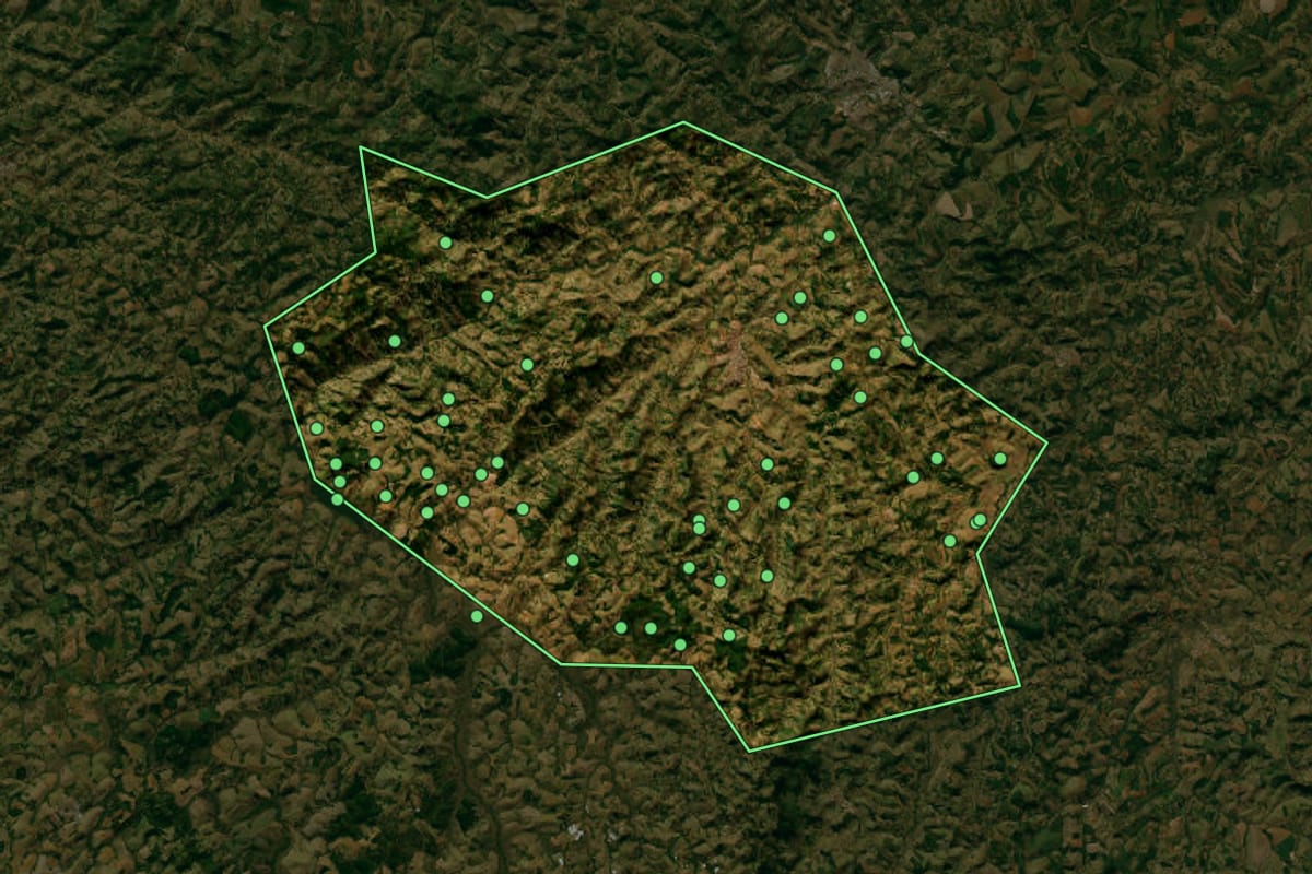 Imagem de satélite de Poço Fundo (MG), com o contorno do município e a posição dos imóveis desta página.