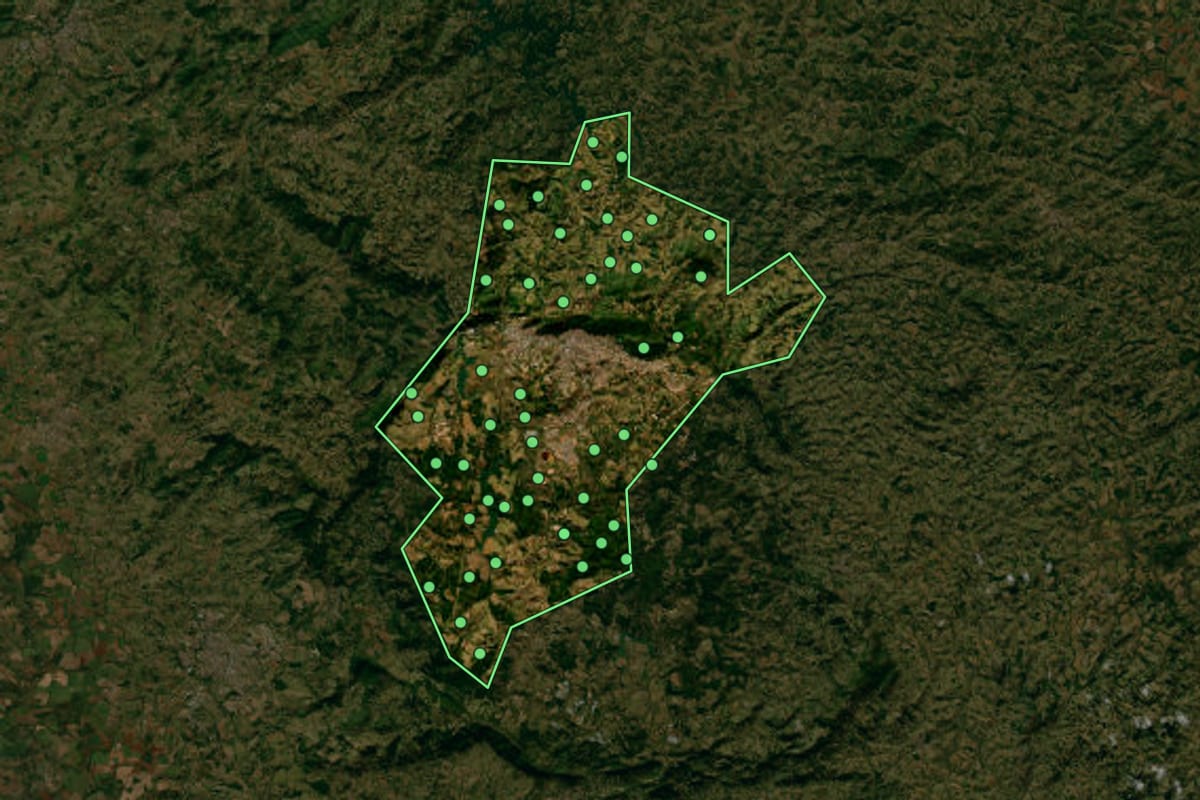Imagem de satélite de Poços de Caldas (MG), com o contorno do município e a posição dos imóveis desta página.