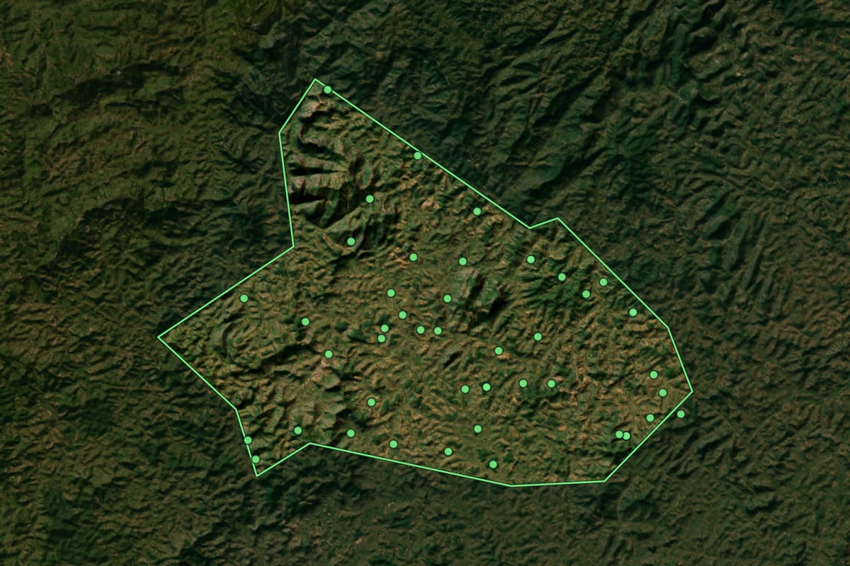 Imagem de satélite de Pocrane (MG), com o contorno do município e a posição dos imóveis desta página.
