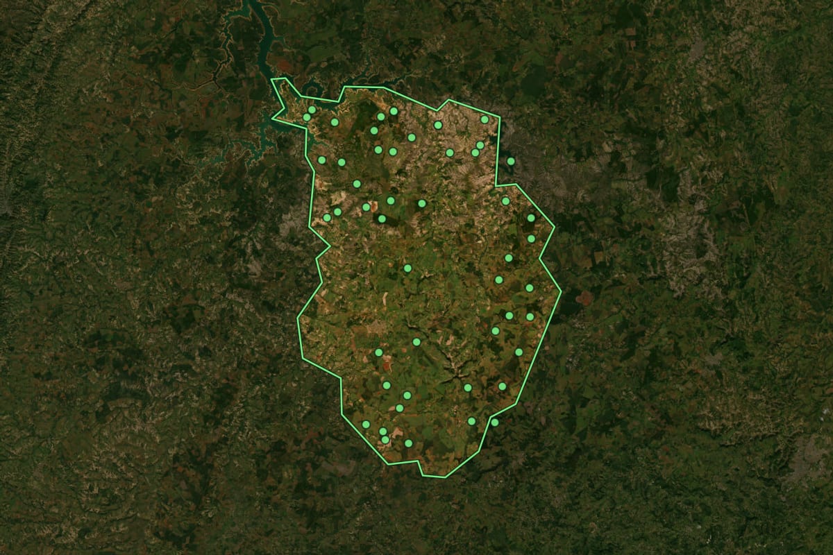 Imagem de satélite de Pompéu (MG), com o contorno do município e a posição dos imóveis desta página.