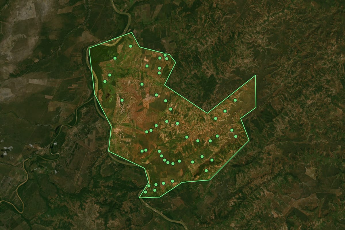 Imagem de satélite de Ponto Chique (MG), com o contorno do município e a posição dos imóveis desta página.