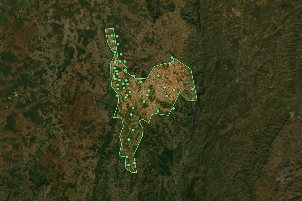 Imagem de satélite de Porteirinha (MG), com o contorno do município e a posição dos imóveis desta página.