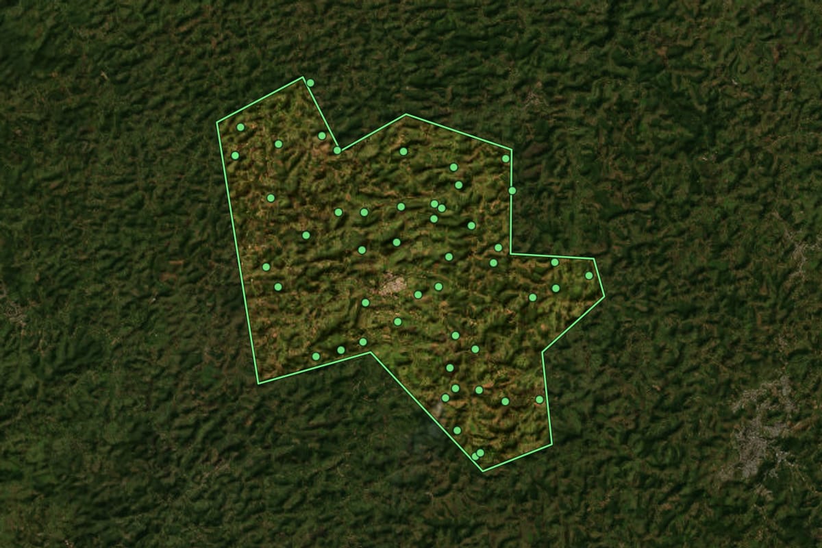 Imagem de satélite de Porto Firme (MG), com o contorno do município e a posição dos imóveis desta página.