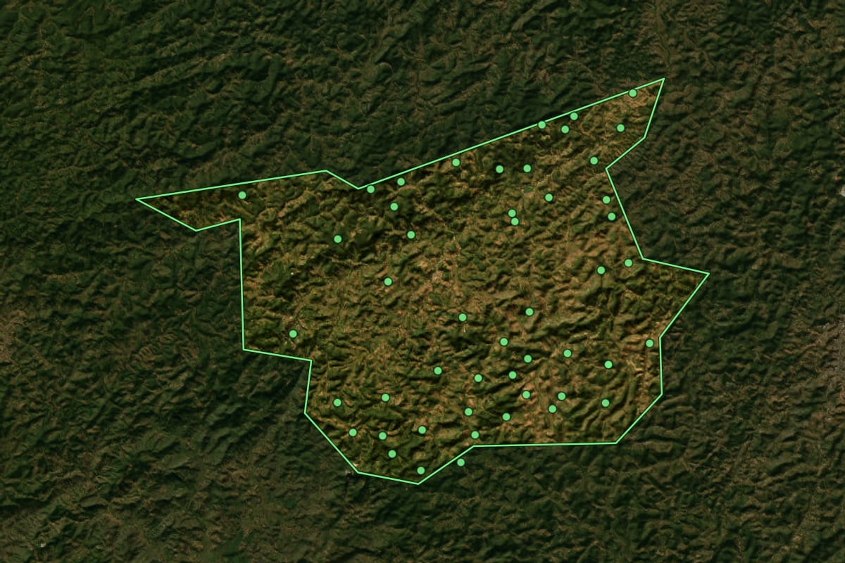 Imagem de satélite de Poté (MG), com o contorno do município e a posição dos imóveis desta página.