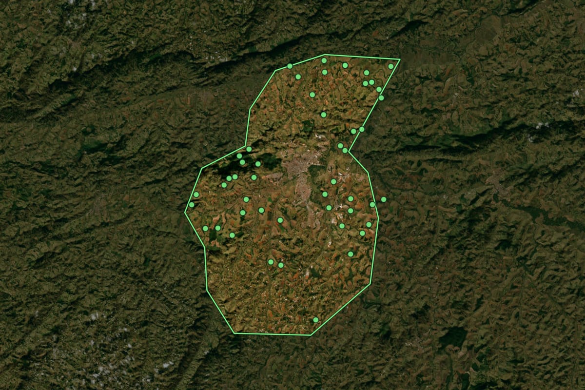 Imagem de satélite de Pouso Alegre (MG), com o contorno do município e a posição dos imóveis desta página.