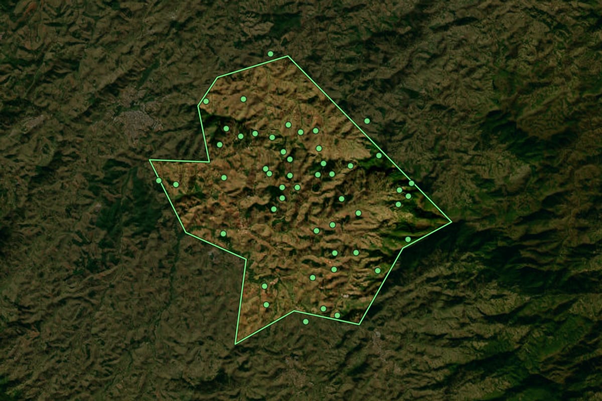 Imagem de satélite de Pouso Alto (MG), com o contorno do município e a posição dos imóveis desta página.