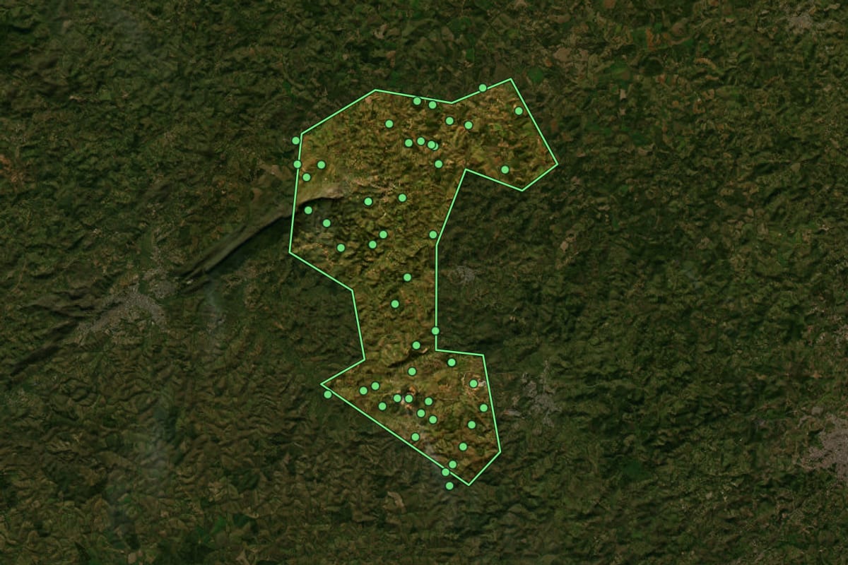 Imagem de satélite de Prados (MG), com o contorno do município e a posição dos imóveis desta página.