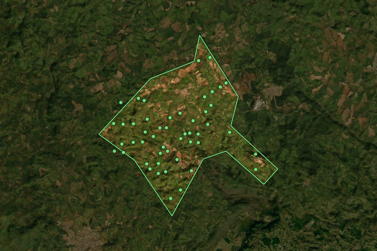 Imagem de satélite de Pratápolis (MG), com o contorno do município e a posição dos imóveis desta página.