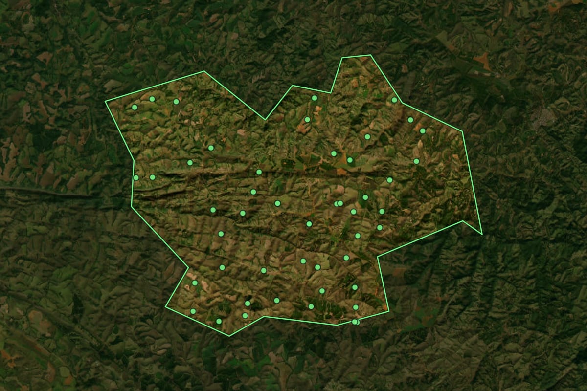Imagem de satélite de Pratinha (MG), com o contorno do município e a posição dos imóveis desta página.
