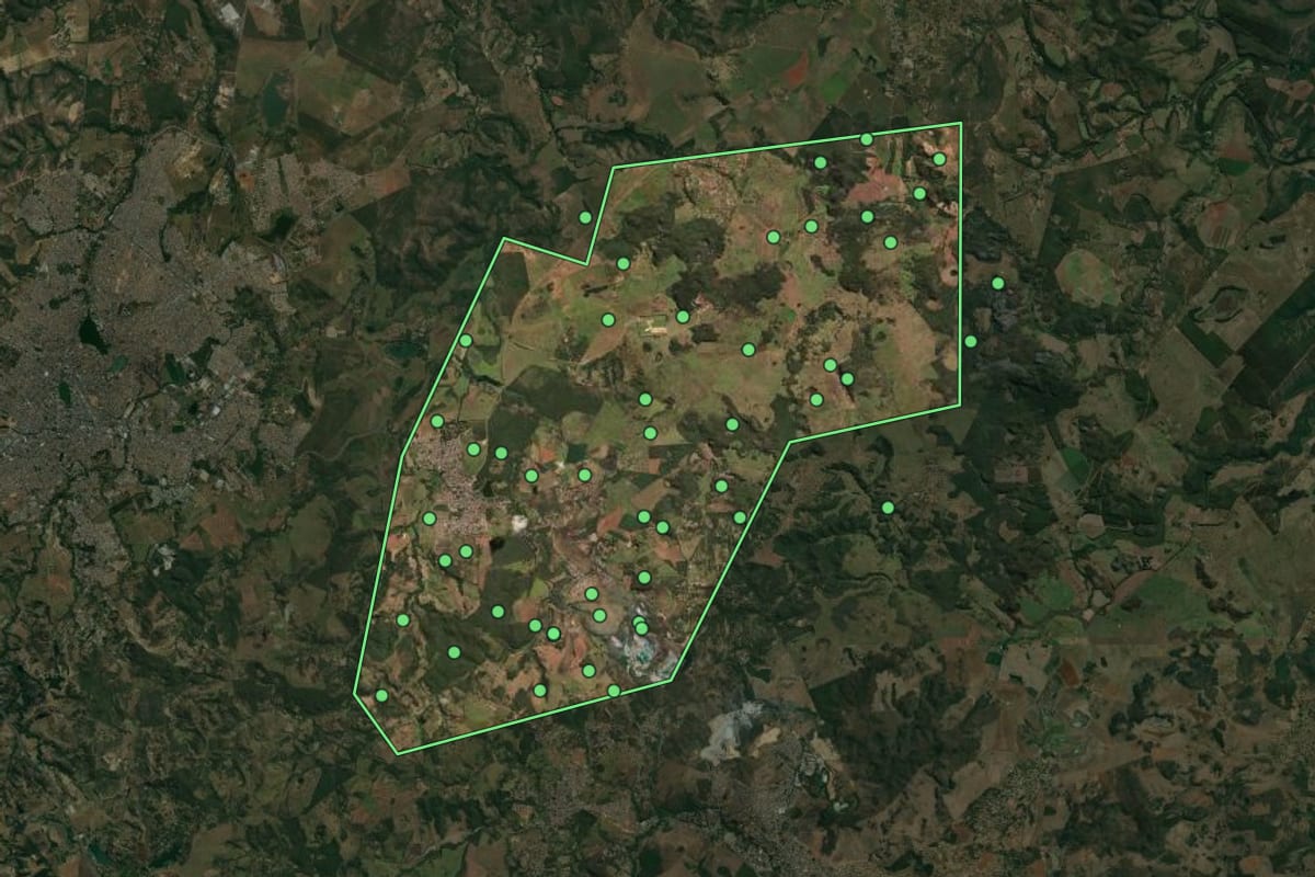 Imagem de satélite de Prudente de Morais (MG), com o contorno do município e a posição dos imóveis desta página.