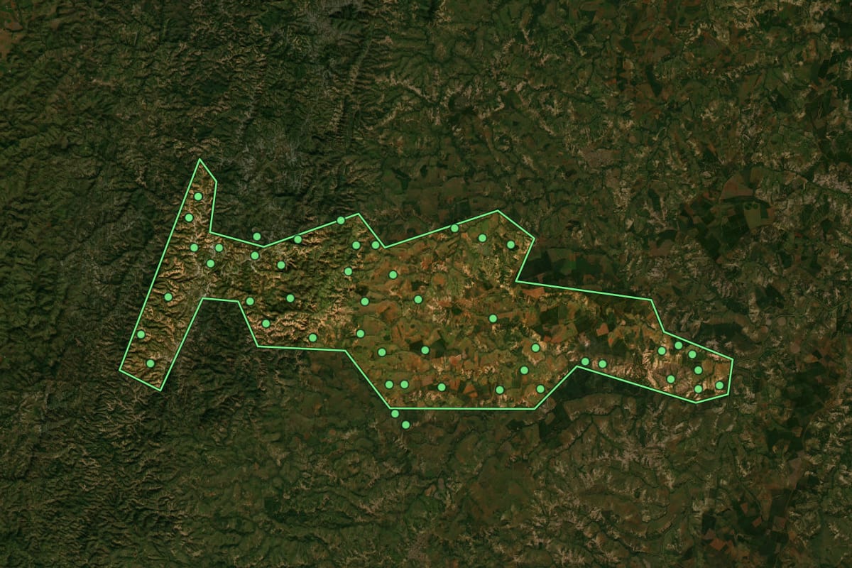 Imagem de satélite de Quartel Geral (MG), com o contorno do município e a posição dos imóveis desta página.