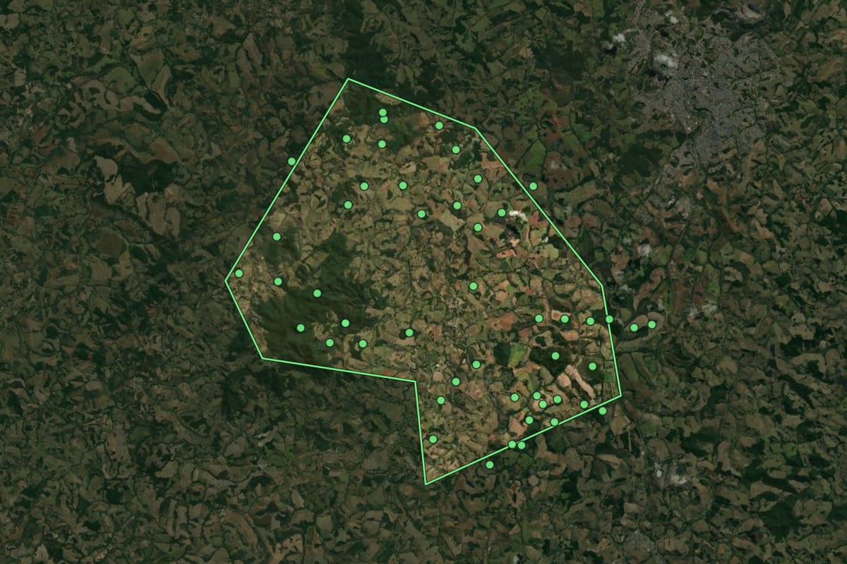 Imagem de satélite de Queluzito (MG), com o contorno do município e a posição dos imóveis desta página.
