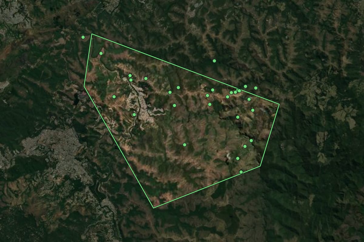 Imagem de satélite de Raposos (MG), com o contorno do município e a posição dos imóveis desta página.